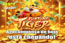 Pengguna membaca promosi melalui ponsel